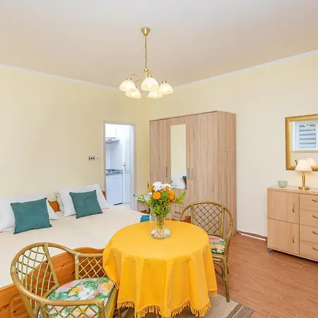 Family Close To The Apartment Mlini